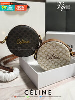 CELINE CROSSBODY BAG VIP GIFT WITH PURCHASE (GWP) พรีเมี่ยมกิ๊ฟ Limited Edition จาก PERFUME DUTYFREE COUNTER กระเป๋าทรงครอสบอดี้ ใบกลมเล็กน่ารัก วัสดุหนังทั้งใบ ตกแต่งด้วยโลโก้แบรนด์ปักเลื่อมด้านหน้า ด้านในเปิดปิดด้วยซิป มีช่องใส่ของจุกจิก ใส่ iphone(เล็ก
