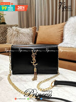 VIP YVES SAINT LAURENT YSL BAG / YSL Small Kate Bag กระเป๋าสะพายดีไซน์ทรงสี่เหลี่ยมหนังเรียบสวยอยู่ทรงเปิดปิดด้วยฝาปิดกระดุมด้านหน้าประดับโลโก้แบรนด์อะไหล่ทองพร้อมโซ่ห้อยฟรุ้งฟริ้ง ภายในโล่งสามารถใส่มือถือ กระเป๋าสตางค์ ของจุกจิกได้เยอะมีสายสะพายโซ่ต่อหนั