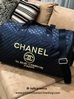 Chanel Quilted Travel Bag Super rare item! กระเป๋าเดินทางใบใหญ่ VIP. gift with Purchanel ของแท้รุ่น Limited Edition จาก counter Chanel วัสดุหนังเรียบลายตาราง เนื้อหนา กันน้ำ ดูแลรักษาง่าย ด้านหน้ามี logo brand ตัวกระเป๋าเปิดปิดด้วยซิป หัวซิปแบรนด์ อะไหล่ท