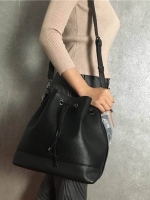 GUESS. DRAWSTRING BUCKET BAG WITH STRAP กระเป๋าถือหรือสะพายแบรนด์ดังรุ่นยอดนิยม วัสดุหนังแกะสังเคราะห์แบบนิ่มสวยอยู่ทรง ด้านหน้าประดับโลโก้ เปิดปิดแบบ Drawstring มาพร้อมสายสะพาย 2แบบ ทั้งสายสั้นสะพายไหล่และสายยาว crossbody ปรับระดับได้ ภายในกว้างมีช่องซิป