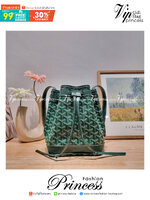 GOYARD PETITE FLOT BUCKET BAG กระเป๋าสะพายทรงบัคเก็ต ที่ดีไซน์สะดวกต่อชีวิตมาก รูปทรงคลาสสิค ดีไซน์เป็นเอกลักษณ์ สดใสทุกสี ดูผู้ดีในตัว วัสดุหนังแคนวาสพิมพ์ลายสวยคม ปากกระเป๋ารูดเปิด-ปิดได้ตามชอบ ภายในเป็นช่องโล่ง ใส่กระเป๋าสตางค์ มือถือ ได้ครบถ้วน มาพร้อ