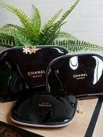☄☄ เเพ็คสุดคุ้ม ซื้อ 1 ได้ถึง 3 ใบ!! Chanel Snowflake Cosmetic Pouch Value Set กระเป๋าอเนกประสงค์พรีเมี่ยมของเเท้จาก Chanel Cosmetic Counter VIP Gift มาครบเซทวัสดุ PVC เนื้อหนากันน้ำซับในสีดำสกรีนโลโก้แบรนด์สวยหรู ด้านหน้าสกรีน Chanel โดเด่น
