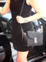 ทรงขายดี มาใหม่สวยหรูมากคะ 🌼 กระเป๋าถือ / สะพายจาก แบรนด์ KEEP รุ่น Amelia หนังกลับอย่างดี สวยคลาสสิคมากคะ #จุดเด่นใบนี้ - ขนาดกำลังดี ใส่มือถือ // กระเป๋าตังยาวได้คะ - ตัวล็อคด้านหน้าสวยหรู ปากกระเป๋ามีซิปปิดอีกที - ภายในมีผ้าซับในอย่างดี มีช่องใส