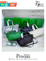 Bottega Veneta Cabat Small Shopper Bag กระเป๋าถือ/สะพายข้าง ทรง shopper ไซส์ใหม่น่ารักมากๆ สวยเรียบหรูคลาสสิกเป็นเอกลักษณ์ โดดเด่นด้วยงานสานตาราง ดีไซน์เรียบง่าย