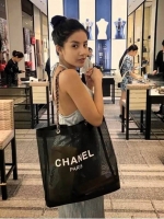 พร้อมส่งความสวยหรู 👠👠 Chanel Shopping Bag With Chain กระเป๋าสะพายใบใหญ่ทรง Shopping Bag Limited Edition พรีเมี่ยมกิ้ฟของแท้นำเข้าจาก Chanel Perfume Counter ของแท้100% (ไม่ใช่งานเลียนแบบ) ใบใหญ่วัสดุ Nylon โปร่ง ♡ ปั้ม CHANEL แบรนด์ส
