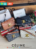 VIP 】CELINE TRIOMPHE SHOULDER BAG IN TRIOMPHE อีกหนึ่งผลงานการออกแบบของ Hedi Slimane ที่ได้ดึงเอาเอกลักษณ์ต่าง ๆ ของ CELINE ออกมาและทำการตีความหมายใหม่จนได้กระเป๋าเรียบหรูและดูทันสมัย ให้คุณเลือกสะพายในชีวิตประจำวันเข้ากับการแต่งตัวสบาย ๆ หรือจะสะพายออกงา