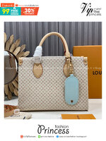 TOP ORI หนังแท้ | LV OnTheGo PM bag Azure Blue/Sand Beige กระเป๋าสะพายทรงโท้ท ในคอลเลกชัน LV Romance หนังแท้หรูหราประดับชาร์มแท็กกระเป๋าเดินทางมีชีวิตชีวา