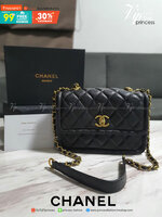 กระเป๋าทรงหรู จากงาน CHANEL VIP GIFT(GIFT WITH PURCHASE) จากเคาเตอร์ต่างประเทศ จากแบรนด์ CHANEL ลายหนังเรียบเงา อะไหล่ทองเข้มวินเทจ ด้านหน้าประดับโลโก้แบรนด์สีทอง เปิดปิดด้วยตัวหมุดล้อค มาพร้อมช่องซิปอีกหนึ่งช่อง มีแท็ก MADE IN ITALY ด้านใน ใช้ถือออกงานคื
