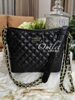 Guess Woman Factory Crossbody Bag กระเป๋าสะพายรุ่นใหม่ดีไซน์สวยหรูคลาสสิคจาก GUESS FACTORY วัสดุหนังเเกะสังเคราะห์เนื้อหนานิ่มลายตาราง เปิดปิดด้วยซิปสะดวกใช้ ด้านหน้ามีโลโก้ ภายในมีโลโก้ช่องใส่ของ และช่องซิป ใส่กระเป๋าสตางค์ใบยาว ของใช้ได้จุ มาพร้อมสายสะพ