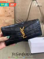 กระเป๋าสตางค์ใบยาว SAINT LAURENT YSL BAG VIP GIFT WITH PURCHASE (GWP) พรีเมี่ยมกิ้ฟ Limited Edition จาก YSL DUTY FREE COUNTER วัสดุหนังแกะหนังเคราะห์ ตกแต่งลวดลายหนังจรเข้ หนังขึ้นรูปเงาสวย ทรงหรู ดูดีมากๆค่ะ น้ำหนักเบา จับถนัดมือ