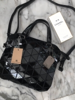 ทรงสุดฮิตจากแบรนด์ David Jones กระเป๋า ทรง Tote ตัวกระเป๋าเย็บติด ด้วยแผ่นอคิลิค สีดำสุดหรู ดีไซน์เกร๋ #จุดเด่นที่ น้ำหนักเบา สามารถ ถือ หรือ สะพายไหล่ได้คะ ใบใหญุจุของคุ้ม แต่น้ำหนักเบาคะ มีใบเดียวจบ #ควรมีติดตู้คะแนะนำเลย