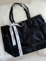 NEW! Chanel Shopping Bag with Ribbin พรีเมี่ยมกิ้ฟของแท้จาก Chanel Cosmetic Counter วัสดุ Polyester & Nylon เนื้อหนาตัดหนังเรียบสีดำเพิ่มความแข็งแรงอยู่ทรง เปิดปิดด้วยซิปสะดวกใช้ น้ำหนักเบา จุสุดๆค่ะ ภายในมีช่องซิปและช่องใส่ของหลายช่อง ใส่เอกสาร A4 หนังสื