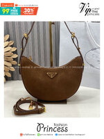 ORI หนังแท้ | Prada Arqué suede shoulder bag 20cm กระเป๋าสะพายโฮโบ รูปทรงเสี้ยวจันทร์เรียบง่าย โดดเด่นด้วยสัมผัสอันนุ่มนวลของหนังกลับที่ทำให้ดีไซน์กระเป๋าทรงโฮโบดูมีเสน่ห์น่าหลงใหล