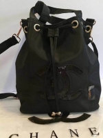 CHANEL New Black Sequins Bucket Bag กระเป๋าฟรีเมี่ยมชาแนลทรงขนมจีบหูรูด ปากกระเป๋าปิดด้วยแม่เหล็กดู ใช้แบบถือหรือสะพายข้างก็ได้ค่ะ ภายในมีช่องซิปเล็กไว้แยกเก็บของจุกจิก สายถอดออกและปรับระดับได้ค่ะ ผ้าสีดำปักเลื่อมโลโก้แบรนด์ สวยงามมากๆ ใช้ได้หลายโอกาส