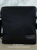 PRADA MASSENGER ทรงยอดฮิตสำหรับท่านชาย สะพายไปทำงานก็ดูดี หรือจะสะพายไปเที่ยวก็หรูไม่แพ้ใครแน่นอนคะ ขนาดกำลังดี สามารถจุของได้เยอะคะ ใส่ Ipad Tablet ได้คะ หรือจะใส่ สมุดหนังสือ ก็เหลือๆ วัสดุทำจากผ้าNylon ผสมหนัง สามารถกันน้ำได้คะ ปากกระเป๋าขอบหนังอยู่ทรง