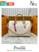ORI หนังแท้ | LV Speedy Soft 30 Lucky Bag Monogram Dune/Pink กระเป๋าสะพายสปีดี้ทรงหมอน ทรงยอดนิยม สุดไอคอนิกดีไซน์ใหม่ แต่งแต้มสัมผัสเงางามดั่งอัญมณี ซับในสีชมพูพาสเทลตัดกัน โดดเด่นด้วยปมเชือกสีสันสดใส ตอกย้ำถึงความพิถีพิถันและใส่ใจในทุกรายละเอียด