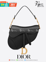 หนังแท้ DIOR SADDLE BAG Black Goatskin กระเป๋ารุ่นยอดนิยมตามแบบฉบับแบรนด์ งานทอลายคมชัด ใช้งานได้ 2 แบบ สะพายยาว CROSSBODY และสายสั้นถือได้เก๋ๆ ลุคนี้คูลสุดๆ เลยค่าา ภาพถ่ายจากสินค้าจริง! สวยมาก พร้อมส่งที่ไทยราคาสุดคุ้ม สาวๆ ห้ามพลาดค่ะ!