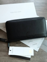 Calvin Klein Long Wallet กระเป๋าสตางค์ใบยาวซิปรอบ ภายในมีช่องใส่ธนบัตร ช่องใส่บัตรหลายช่อง และช่องซิปสำหรับใส่เหรียญ จะมอบเป็นของขวัญหรือใช้เองก็แนะนำเลยค่ะ