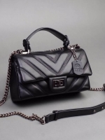 Best seller สินค้าขายดีมาก !! KEEP รุ่น coco chain handbag กระเป๋าทรงหรู หังแกะสังเคราะห์ นิ่ม ฟู ตึงสวย อยู่ทรง ตามแบบฉบับของแบรนด์เลยค่ะ ใบนี้ มีหูถือได้ ด้านในสีแดงสวย มีช่องแบ่งเก็บของหลายช่อง ด้านหลังมีช่องพิเศษสามารถใส่มือถือได้ค่ะ สายปรับ สั้น ยาวไ