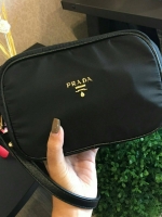 Best Seller อีกหนึ่งรุ่นในดวงใจแม่ค้าเลย♡ กระเป๋าอเนกประสงค์ จากแบรนด์ PRADA เป็นทรงสี่เหลี่ยม กระเป๋าเป็นผ้าไนล่อน ตามแบบฉบับของแบรนด์เลย ใบนี้มีสายยาว ปรับได้ free size เลยนะคะ เลิศมาก สามารถสะพายเป็น shoulder bag ได้เลย ขนาดกำลังดีค่ะ ใส่ของจุกจ