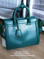 กระเป๋าถือ/สะพายข้าง ขนาดกลาง ด้านหน้าปั๊มโลโก้แบรนด์ ด้านหน้าเป็นหนังเรียบตัดกับด้านข้างเป็นหนังคาร์เวียร์ออกแบบมาให้เรียบหรู ด้านหลังมีซิป 1 ช่อง หูกระเป๋าสามารถพับลงได้ ส่วนด้านในกว้างมากค่ะ ออกแบบมาให้ใส่ของได้จุใจแบบไม่มีช่องแบ่ง มีช่องซิปด้านข้างและ