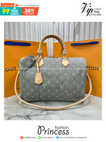 ORI หนังแท้ | LV Speedy Soft 30 Monogram Denim Washed Gray กระเป๋าสะพายสปีดี้ทรงหมอน ทรงยอดนิยม งานเดนิมตัดเย็บจากผ้าฝ้ายโดยใช้เทคนิคการฟอกสีแบบพิเศษ ตกแต่งด้วยหนังและฮาร์ดแวร์สีทองอ่อน