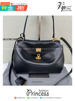 Balenciaga Rodeo Small Handbag in Black 25cm กระเป๋าสะพายหนังเรียบผิวสัมผัสนุ่มสบายผิว ดีไซน์เรียบหรูตามเอกลักษณ์ของแบรนด์ ภายในโล่งกว้าง จุของได้เยอะ