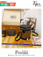 LV CANNES BAG box set ชวนสะสม ที่จับเอารุ่นยอดฮิต มามิกซ์รวมกับไอเท็มสุดคุ้มของมันต้องมี!! จัดเรียงให้อยู่ในกล่องสุดหรู ไม่ว่าจะตัวกระเป๋า กระเป๋าสตางค์ กระเป๋าจิ๋ว ใบไหนๆก็นำมาใช้งานได้จริง คุ้มค่ามากๆ แถมฟรี! ริบบิ้นลายลิมิเต็ด รวมรวบไว้ให้ได้สะสมกันพร้