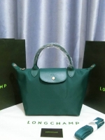 Longchamp Size S สินค้าใหม่ ของแท้!! เป็นล็อตผลิตเกินออเดอร์จากโรงงาน มาพร้อมการ์ด/ถุงผ้าแบรนด์/ถุงกระดาษแบรนด์ Size S: 25 x H. 23 x 16 cm. Color: Emerald Green 033