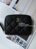 พร้อมส่งที่ไทยแล้วค่ะ♡♡ กับ กระเป๋าสตางค์ใบสั้น แนะนำรุ่นนี้คะ งานพรีเมี่ยมกิ้ฟท์จากเค้าเตอร์ต่างประเทศ **ทรงมินิน่ารักกก หนังสัมผัสลายด้าน จากแบรนด์ CHANEL (GWP) ด้านหน้ามีโลโก้แบรนด์ CC สีทองหรู **อะไหล่สีทองทั้งใบ เปิดปิดด้วยซิปมีที่จับหน