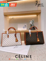 CELINE LARGE TOTE BAG VIP กระเป๋าทรงโท้ท shopping วัสดุ TRIOMPHE CANVAS หนังแท้สวยอยู่ทรงดีไซน์หรูคลาสสิค มาพร้อมTAGสายหนังห้อยกุญแจทอง ภายในโล่งกว้างมีช่องซิป หัวซิปแบรนด์ สามารถใส่เอกสาร A4 หนังสือ ipad Notebook ของใช้ได้เยอะจุใจ หูจับหนังแท้เเข็งแรงจับ
