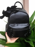 KEEP รุ่น Teena backpack >กระเป๋า หนังเนื้อดี ลายหนังชัด ทนทานคะ >น้ำหนักเบา ดีไซด์ ทันสมัย เข้าได้กับทุกชุด >สายสะพายเป็นหนังอย่างดี ด้านหน้าและด้านข้างประดับหมุด ด้านข้างมีช่องไว้ใส่ของได้ >ภายในตัวกระเป๋ามีช่องเก็บของจุกจิก 2 ด้านเลยคะ >