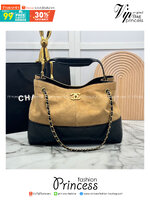ORI หนังแท้ | CHANEL Shopping Bag 25A Suede Bag กระเป๋าช้อปปิ้งทรงโท้ทหนังกลับสีทูโทน ในคอล Métiers Dart 2024/25 ดีไซน์ใหม่หนังกำมะหยี่โทนน้ำตาล ใช้งานง่าย สวยหรูดูแพง