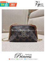 CELINE CLUTCH WITH CHAIN IN TRIOMPHE CANVAS WITH TRIOMPHE HEART EMBROIDERY กระเป๋าสะพายกึ่งคลัทช์ มินิไซส์ เอาใจสาวๆสายสะดวก!! พกพาง่าย สะพายกำลังสวย วัสดุหนังแคนวาส ดีไซน์ใหม่ โลโก้ลายปัก ดีเทลเดินด้ายรูปหัวใจ คิ้วท์ไปอี้ก!! เปิด-ปิดด้วยซิป ภายในโล่ง ใส่