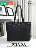 งานพรีเมี่ยมกิ้ฟท์แบรนด์ดังอย่าง PRADA NYLON กับรุ่น TOTEBAG กระเป๋าสะพายไหล่ ใบนี้วัสดุเป็น NYLON กันน้ำทั้งใบมาพร้อมอะไหล่สีเงิน ด้านหน้ามีช่องแยกใส่ของและประดับด้วยโลโก้แบรนด์สวยหรู ภายในมีช่องซิปแยก1ช่อง สามารใส่ A4 ipad ได้ทุกรุ่น ใบเดียวใช้ได้ทุกโอก