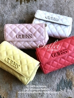 Guess elliana Crossbody Belt Bag รุ่นนี้ได้ทั้งสะพายยาวและคาดเอวค่ะ ด้านหน้าติดโลโก้แบรนด์สีตามหนังกระเป๋า หนังเป็นลายตาราง เปิดปิดด้วยกระดุมแม่เหล็ก ด้านในบุผ้าลายโลโก้แบรนด์ ด้านหลังมีที่สอดสายสำหรับคล้องเอว รุ่นนี้มีสายยาวให้ทั้ง 2 เส้นสำหรับต่างโอกาสค