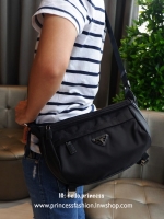 เอาใจหนุ่มๆ สำหรับ messenger bag เป็นผ้าไนล่อนนาโน ตัวกระเป๋าขนาดกำลังดี สีดำด้านสวยมากๆ ทำงานหรือเรียน ดูเท่ห์และคลาสสิค น้ำหนักเบา จุของได้เยอะ สายยาว ปรับได้ free size สามารถสะพาย cross body ได้ค่ะ