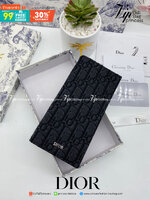 หนังแท้ DIOR LONG WALLET MONOGRAM / DIOR WALLET กระเป๋าสตางค์ใบยาว เอกลักษณ์ของความหรู วัสดุหนังแท้และผ้า Jacquard อย่างดีสวยงามที่สุด ผสมผสานความสง่างามและคลาสสิกที่เข้ากับยุคสมัย ด้านหน้าโดดเด่นด้วยซิกเนเจอร์แบรนด์ เป็นอีกหนึ่งรุ่นที่ดาราเชเลปใช้กันเยอะ