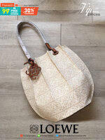 LOEWE CANVAS TOTE BAG VIP GIFT WITH PURCHASE (GWP) พรีเมี่ยมกิ๊ฟ Limited จาก LOEWE HAUTE PARFUME DUTYFREE COUNTER วัสดุ CANVAS ตัดหนังแท้ ใบใหญ่จุของได้เยอะจุใจ!! ปักโลโก้แบรนด์บนผ้าทั้งใบเป็นเอกลักษณ์ ภายในโล่งกว้าง ใส่กระเป๋าสตางค์ยาว ไอแพด มือถือ ของใช