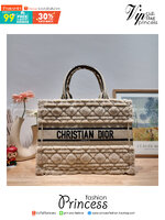 MEDIUM DIOR BOOK TOTE / CD book tote กระเป๋าทรงโท้ทใบใหญ่ ดีไซน์ใหม่ล่าสุด ที่มีทั้งความละมุนและหรูหราในตัว ด้วยการ shearling ขนแกะรอบใบฟูนุ่ม ตัดสลับฟอนท์เอกลักษณ์สวยงาม หูจับในตัวทนทาน ใช้งานง่าย ด้านในกระเป๋ากว้างมาก จุของได้เยอะ ไม่ใช่แค่สวยแถมยังใช้ป