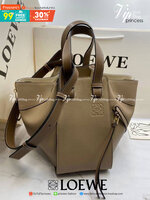 VIP GIFT 】หนังแท้ Loewe Small Hammock bag in pebble grain calfskin A multifunctional bag with supple side panels that release to change its shape. Looped straps allow the bag to be worn in multiple ways. This small version is in pebble grain calfskin.