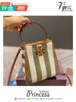 Tory Burch Logo-Plaque Striped Tote Bag - Green / Tory Burch Bucket Bag คอลเลคชั่นใหม่ รูปแบบคลาสสิคโทนเขียว ด้วยวัสดุธรรมชาติสังเคราะห์ พกพาความสวยไปได้ทุกที่ด้วยกระเป๋าทรง Bucket ทันสมัยสุดๆคะ
