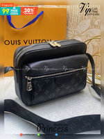 LV Messenger OUTDOOR Bag M30233 กระเป๋าแมสเซนเจอร์ กระเป๋าสะพายข้าง เป็นทรงที่ได้รับความนิยมอย่างมาก เนื่องจากมีขนาดกำลังดี พกพาสะดวกและมีดีไซน์หลากหลาย