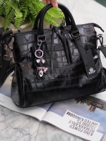 ทรงสวยขายดีมาก 👑จากแบรนด์ KEEP ทรง รุ่น XOXO hand bag with cool rabbit จุดเด่นที่ >หนังเนื้อดี นิ่มมาก ลายหนังสวย มี 2 แบบ • หนังเรียบ • หนังลายจรเข้ • >สีดำ ถือสะพายเข้าง่ายกับทุกชุด >ขนาดกระเป๋ากำลังดีคะ ใส่ กปต ยาว มือถือได้ จุคุ้ม