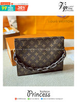 LV Poche Toilette Monogram Canvas / LV Clutch กระเป๋าถือทรงคลัช/ทรงพอช พร้อมสายสะพายถอดได้ ใช้ได้ทั้งชายหญิง โดดเด่นด้วยสายโซ่ใหญ่ตกแต่ง ด้วยรูปทรงกะทัดรัดใช้งานได้อย่างสะดวก