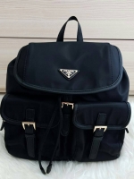 Prada nylon backpack with pocket กระเป๋าเป้ทรง signature จาก วัสดุ nylon เนื้อหนา ด้านหน้าประดับ logo brand, มีช่องใส่ของ 2 ช่อง กระเป๋าเปิดปิดด้วยกระดุมแม่เหล็ก และ drawstring ด้านในมีป้ายหนัง logo brand บุผ้าลายแบรนดอย่างดี สายสะพายปรับได้ freesize สายก