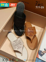 TORY BURCH SANDELS แตะหนีบ งานชนช้อป งานสวยมากคะ วัสดุหนัง PU ด้านหน้าว่างลายโลโก้แบรนด์ เรียบ หรู ดูแพงเกินราคาขายแน่นอนคะ แมทส์เข้าชุดง่าย น้ำหนักเบา
