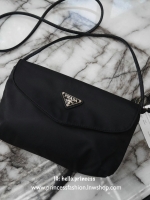 Best Price x Best Seller! จากงานพรีเมี่ยมกิ้ฟ จากเคาเตอร์ต่างประเทศ จากแบรนด์ PRADA ค่า เป็น กระเป๋าผ้าไนล่อน ตามแบบฉบับของแบรนด์เลย ใบนี้มีสายยาวให้คะ เลิศมาก สะพายเป็น shoulder bag ได้เลย ขนาดกำลังดีคะ ตัวกระเป๋าเบามาก ใส่มือถือได้ทุกรุ่น ใช้แล้วสวยมากๆ