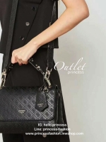 GUESS WOMENS LADIES COAST TO COAST BAG กระเป๋าถือ//สะพายข้าง ทรงสวย หรู วัสดุหนังปั้มลายแบรนด์ทั้งใบ หนังนิ่ม น้ำหนักเบาค่ะ ด้านหน้าห้อยพวงอะไหล่แบรนด์เพิ่มมาให้ เปิดปิดกระเป๋าแบบกระดุมแม่เหล็ก ภายในกว้างมากทีเดียว ใส่กระเป๋าสตางค์ใบยาว; ipad mini ได้ ของ