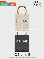 CELINE MINI VERTICAL CABAS IN TRIOMPHE CANVAS มีโลโก้ CELINE สกรีนอยู่ตรงกลาง ถือเป็นกระเป๋า Tote ที่ทำจากแคนวาสที่น่าสนใจมาก ๆ อีกรุ่นหนึ่ง และเป็นรุ่นที่ได้รับคำชื่นชมจากแฟชั่นกูรูทั้งหลายอีกด้วย หากใครที่อยากเป็นเจ้าของกระเป๋า Tote จาก CELINE สักใบ รุ่